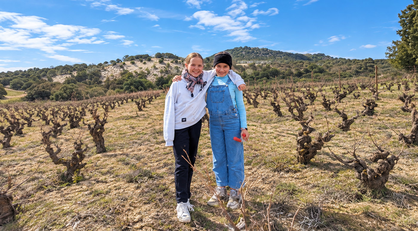 Dos chicas forman un coraz&oacute;n con los brazos junto a un r&iacute;o de color turquesa.