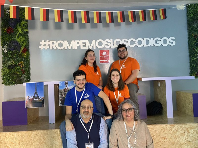 Felipe y Mar&iacute;a Jos&eacute;, embajadores de EFI en Espa&ntilde;a, posan con j&oacute;venes con camisetas de En Famille International