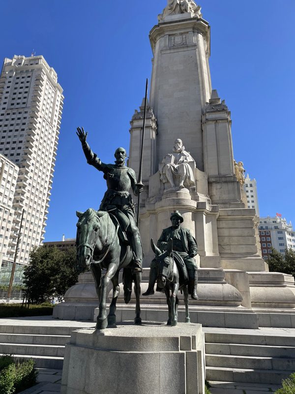 Estatuas de don Quijote y Sancho Panza ante el monumento a Cervantes, en la plaza de Espa&ntilde;a de Madrid