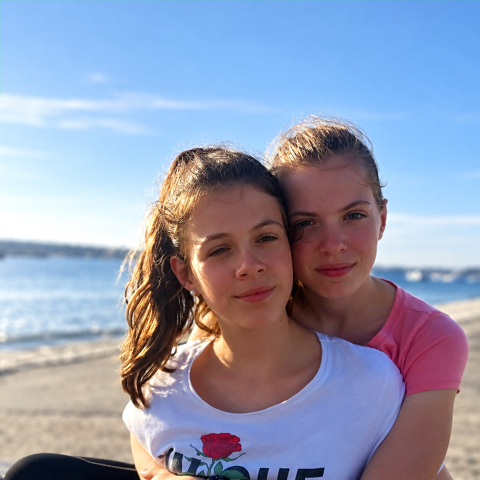 Dos chicas durante un intercambio de En Famille International